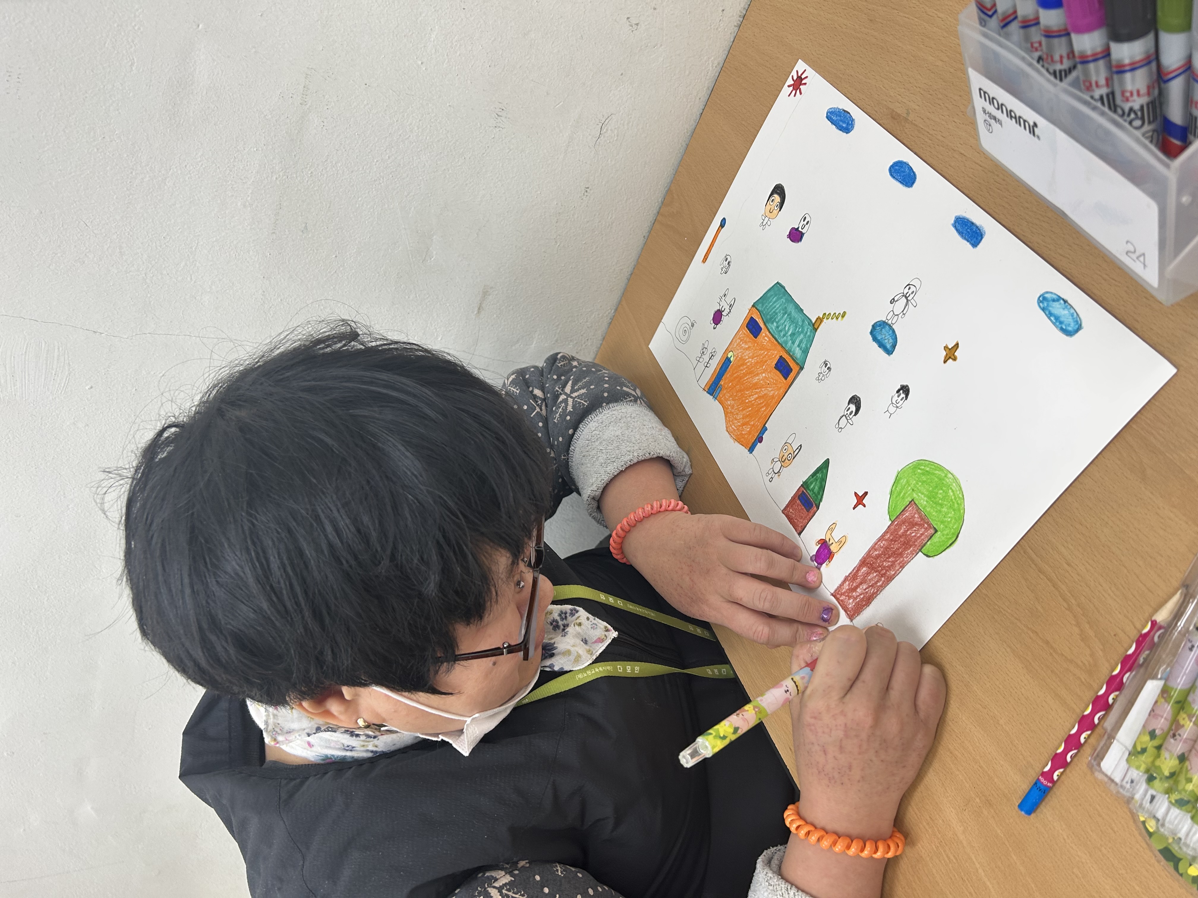 11월 첫째주 언덕 위의 집과 나무와 꽃